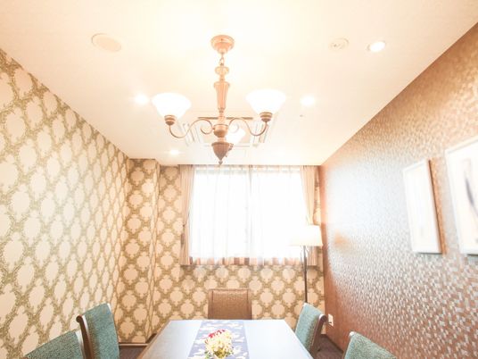 明るいダイニングの一角