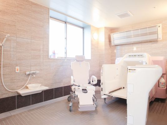 清潔な設備の浴室