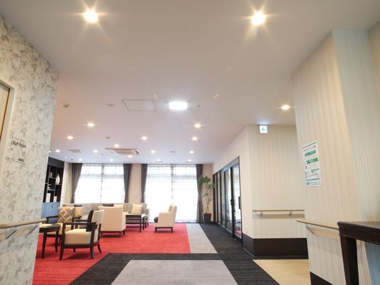 広々とした明るいロビー