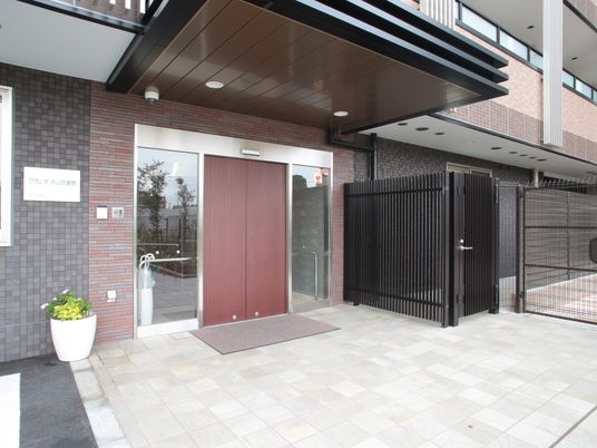 施設のエントランス側面