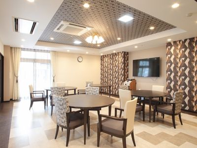 広々とした明るい食堂