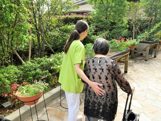 緑豊かな庭とスタッフ