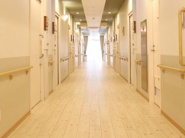 明るく清潔な廊下 館内 手すりが設置された広々とした廊下は、足元にも配慮されたバリアフリー設計となっており、安全にご利用いただけます。