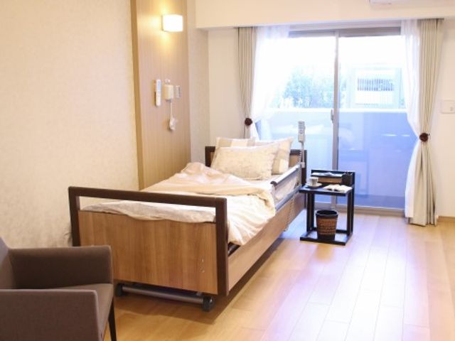 居心地の良い居室風景 居室 明るく落ち着いた雰囲気の居室です。ゆったりとくつろげる空間が確保され、快適な生活をサポートします。