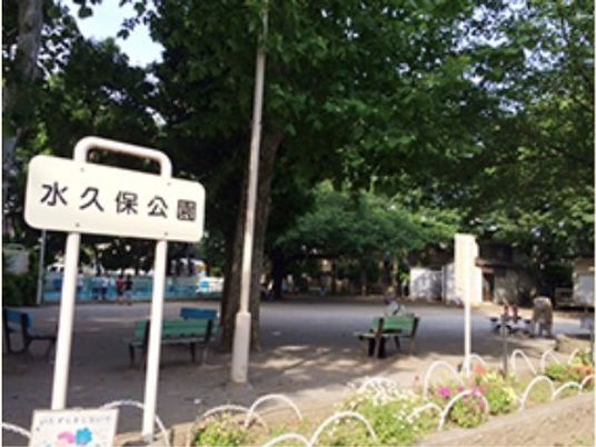 木々に囲まれた休憩所