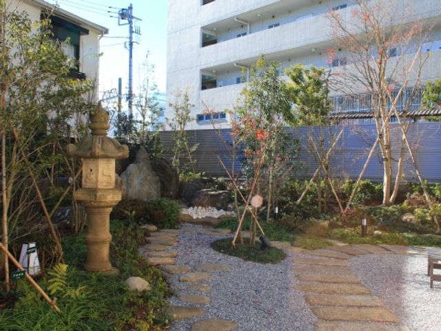 和風の小道がある庭 中庭 石の小道が整備された和風の庭です。四季折々の自然を感じながら、ゆったりとした時間を過ごせる空間となっています。