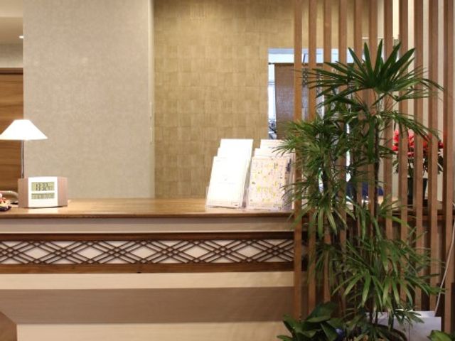 快適な受付エリア 受付 落ち着いた色合いのフロントで、訪問者を温かくお迎えします。スタッフがいつも笑顔で対応いたしますので、安心してお越しください。