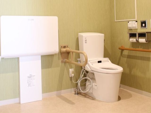 バリアフリートイレ設備 トイレ 手すり付きで安全に配慮されたトイレです。快適さと機能性を兼ね備えた空間が確保されており、働く環境にも配慮が行き届いています。