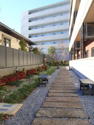 石畳と緑の中庭