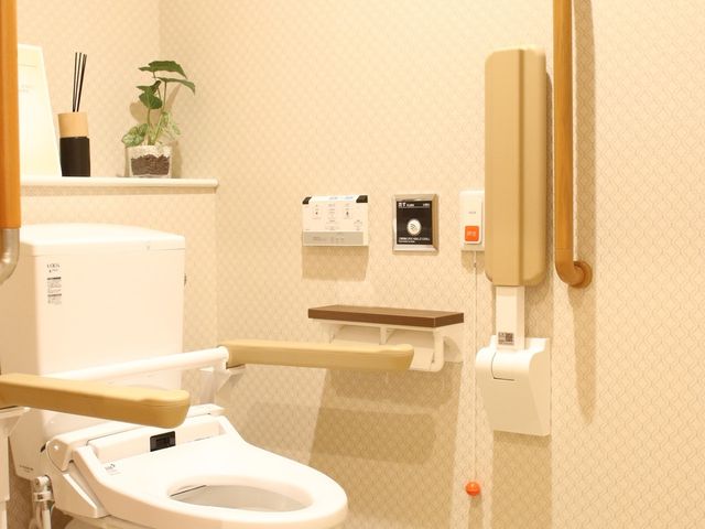 バリアフリートイレ設備 トイレ  安全に配慮した手すり付きの清潔なトイレスペースです。利用者の自立支援と介助のしやすさを考えた設計になっております。