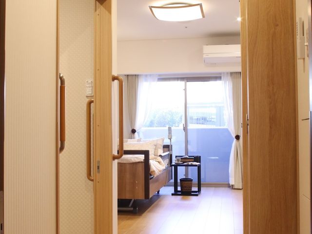 居心地の良い居室 居室  日当たりのよい居室で、木の温もりを感じる家具と共に、ゆったりとした時間を過ごすことができます。