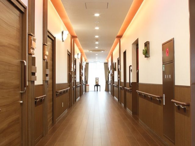 廊下の明るいイメージ 通路  清潔感のあふれる広々とした廊下です。ゆったりとした空間で、スタッフや入居者様の穏やかな交流が生まれます。
