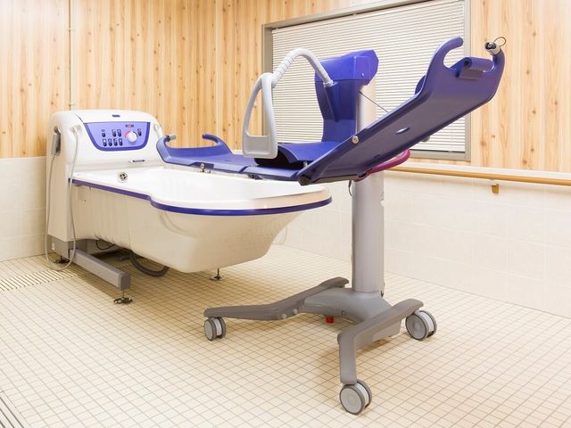 バリアフリー設計の浴室 機械浴室 使いやすい設計のバリアフリー浴槽が備わっており、日々の快適なサポートを実現しています。