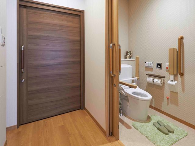 バリアフリーなトイレ トイレ ゆとりを持たせたトイレスペースです。手すりが設置され、利便性に配慮していますので、ご高齢の方も安心してお使いいただけます。