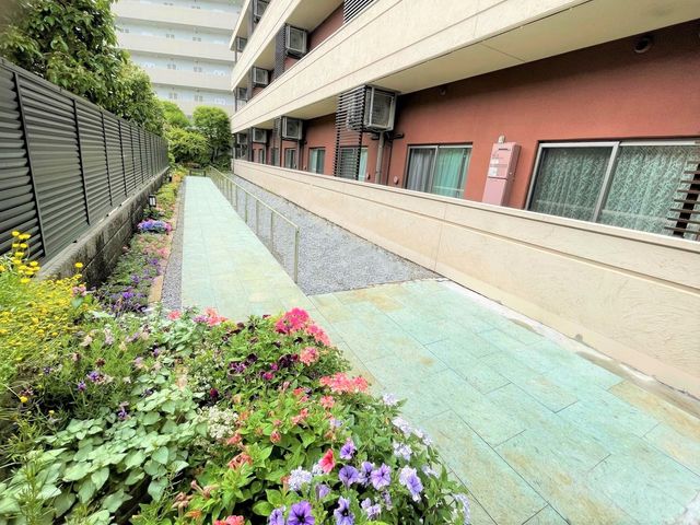 花壇付きの散歩道 中庭 ゆったりと時を過ごせる花々が彩る中庭です。四季折々の自然を感じながら散策をお楽しみいただけます。