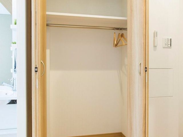 空間広々としたクローゼット 居室 整理整頓がしやすい広々とした収納スペースです。洋服や日用品の管理が行いやすく、生活に便利な設計となっています。