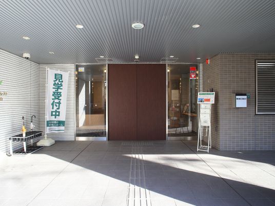 明るいエントランスの様子