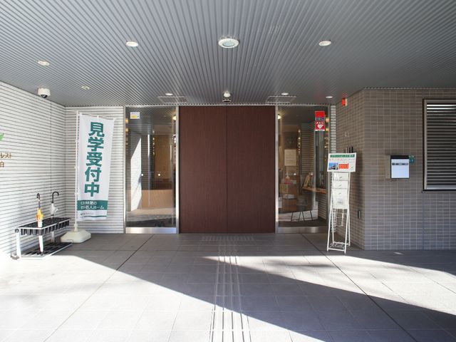 明るいエントランスの様子 入口 ゆったりとしたエントランスには情報掲示板が設置され、待合いのベンチもございます。初めての方も安心してお越しいただける雰囲気です。