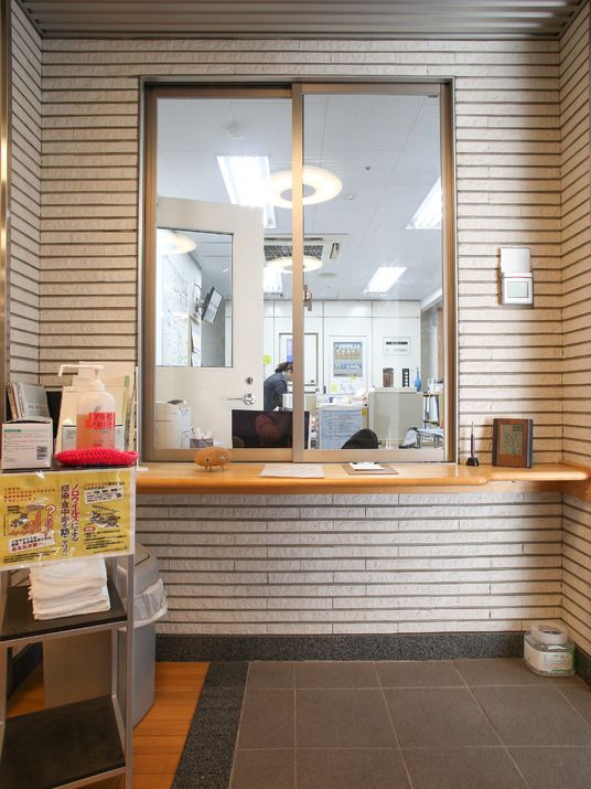 窓越しのフロント風景