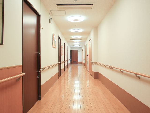 手すり付き明るい廊下 廊下 ゆとりある幅の廊下は手すりが備えられ、清潔感が漂います。通路の床面も滑りにくい設計で、安心して歩行できる環境です。