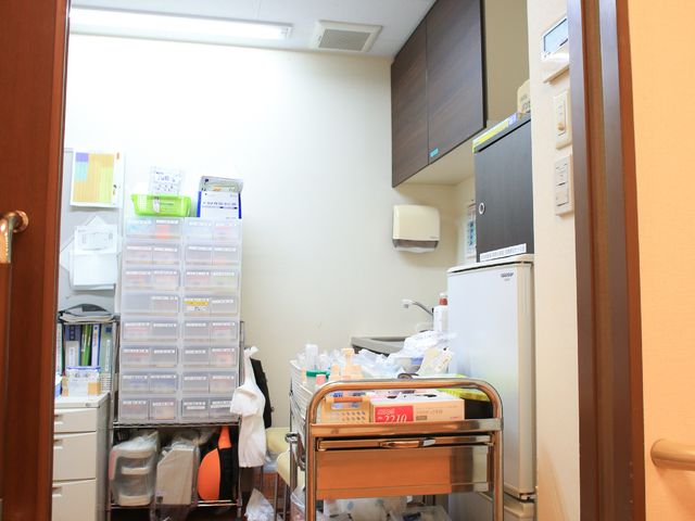 医療物品整理済みの部屋 控え室 整理された医療用品が豊富に揃えられており、日々のケアに必要な物資の管理が行き届いています。清潔感のある空間で、快適な勤務が期待できます。
