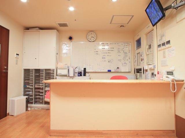 情報満載の受付カウンター 窓口 整理された資料と情報が掲示された受付スペースです。職員のコミュニケーションの中心地であり、訪れた方を温かく迎えます。