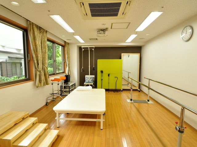 明るい機能訓練室 リハビリルーム 充実した設備が整う訓練室です。リハビリテーションに必要な器具が揃い、明るく開放的な空間が広がっています。
