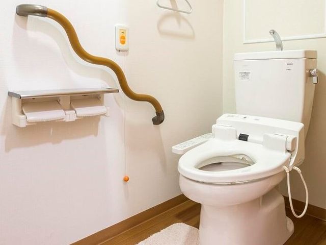 バリアフリートイレ トイレ 安全を支える手すりが備えられた清潔なトイレです。各世代のニーズに配慮した設計で、安心してご使用いただけます。