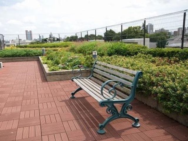 中庭のベンチと緑 ルーフガーデン 中庭に備えられたベンチで、穏やかな時間を過ごせる空間です。憩いの場所で心身のリフレッシュを。