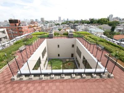 中庭を望むテラス風景