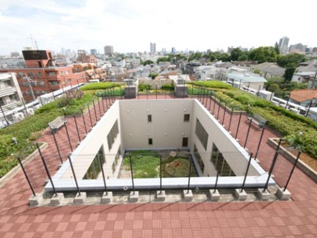 中庭を望むテラス風景 ルーフガーデン。 ゆったりとしたテラスで都心の景色を一望でき、心地よい風を感じながら休息できる空間です。
