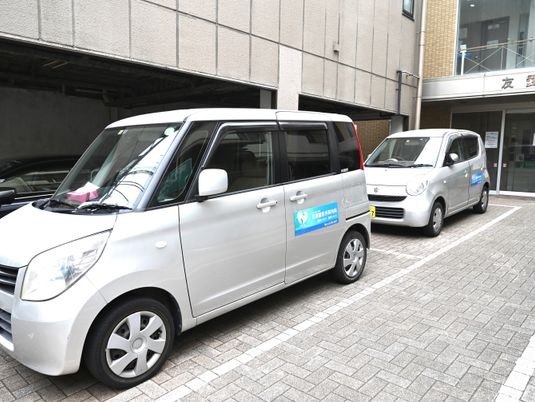 送迎車が並ぶ外観  