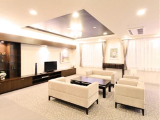 広々とした明るいラウンジ