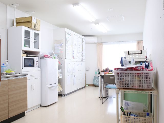 広々とした明るい洗濯室 スタッフステーション 清潔感のあふれる洗濯スペースが整備されており、清掃用品や備品も完備していますので、日々の業務が円滑に行える環境です。