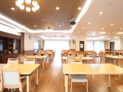 広々とした明るい食堂