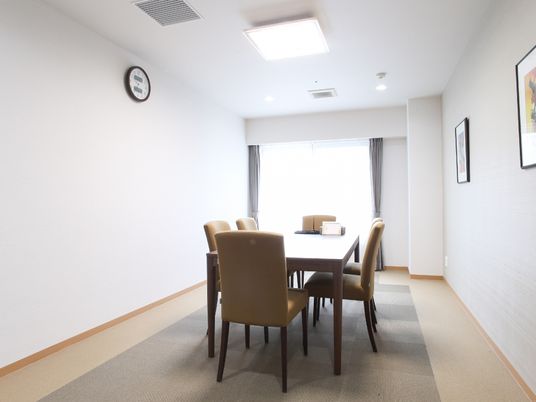 清潔なダイニングテーブル