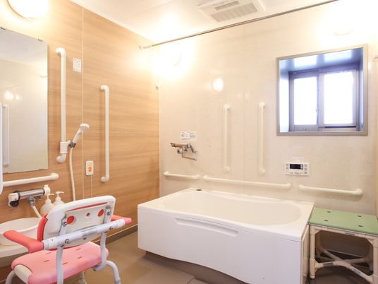 バリアフリー設計の浴室