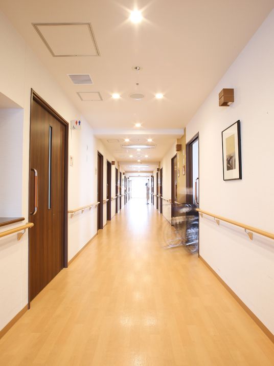 清潔で広々とした廊下