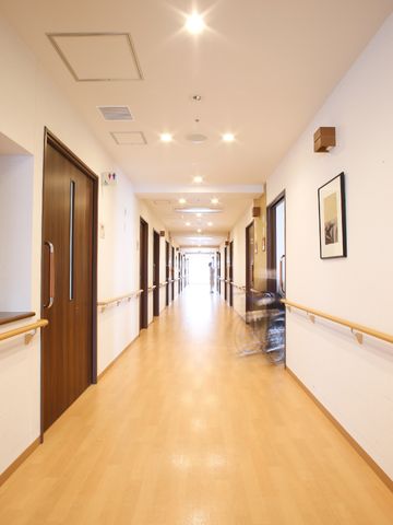 清潔で広々とした廊下