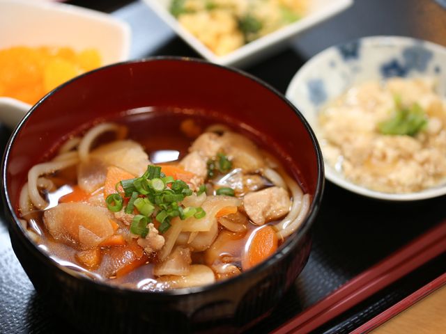 手作り和食の料理 給食 栄養バランスを考えた手作り和食が並び、ここでの食事は日々の健康を支えます。
