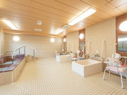 広々とした明るい浴室