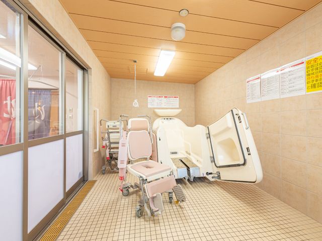 介護用浴室の設備 機械浴槽 安全に配慮された設計の介護用浴室です。快適な入浴サポートが可能となっています。
