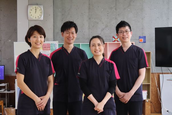 スタッフの笑顔の集合