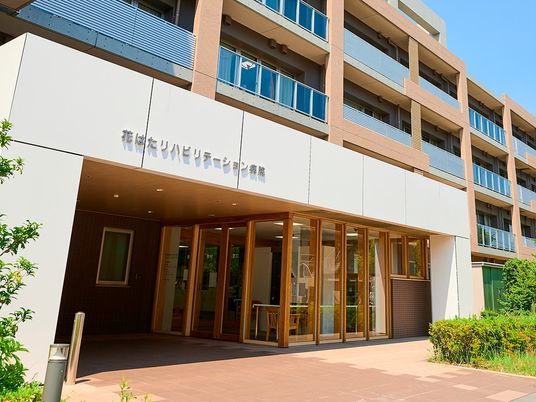 明るい病院の玄関  