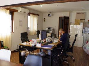 事務作業中の部屋  