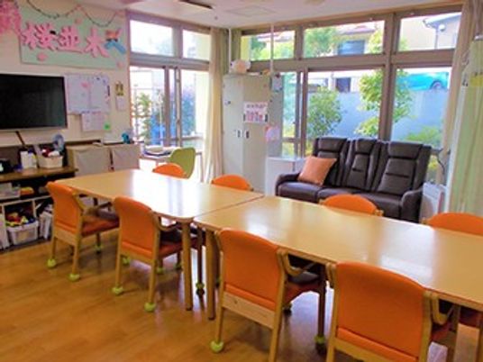 明るい食堂のテーブル席  