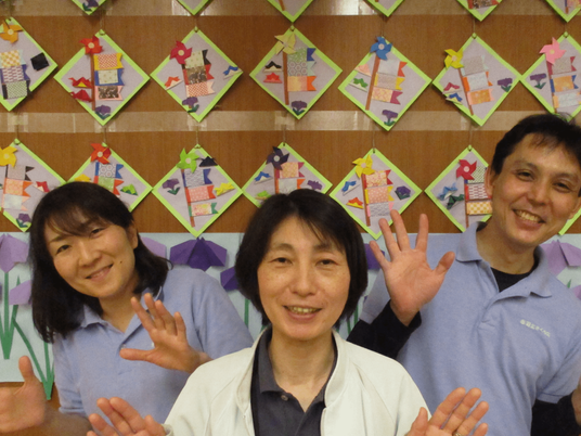 スタッフが笑顔の掲示前  