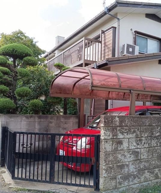 赤い車がある駐車スペース