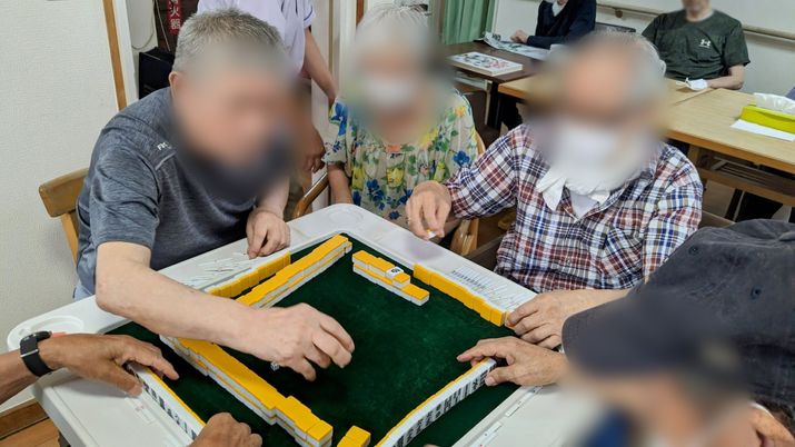 談笑する様子の室内