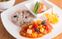 色鮮やかな料理の皿
